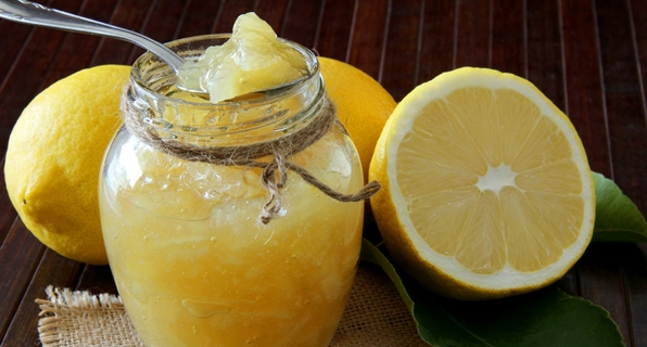 лимон и лимонные дольки в сахаре